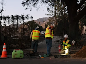 Bomberos luchan contra las llamas durante los recientes incendios en California, la peor catástrofe en ese estado en décadas