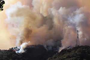 Bomberos luchan contra las llamas durante los recientes incendios en California, la peor catástrofe en ese estado en décadas