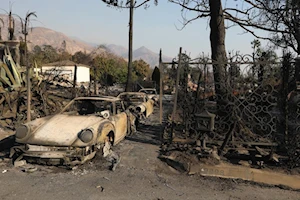 Bomberos luchan contra las llamas durante los recientes incendios en California, la peor catástrofe en ese estado en décadas