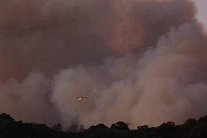 Bomberos luchan contra las llamas durante los recientes incendios en California, la peor catástrofe en ese estado en décadas