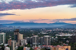 Así se ven los majestuosos volcanes Iztaccíhuatl y Popocatépetl en el horizonte de Ciudad de México