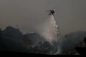 Bomberos luchan contra las llamas durante los recientes incendios en California, la peor catástrofe en ese estado en décadas