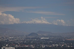 Así se ven los majestuosos volcanes Iztaccíhuatl y Popocatépetl en el horizonte de Ciudad de México