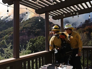 Bomberos luchan contra las llamas durante los recientes incendios en California, la peor catástrofe en ese estado en décadas