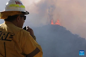 Histórico incendio en Los Ángeles deja al menos 24 muertos y emergencia sanitaria continúa