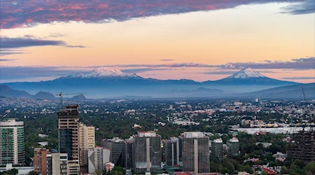 Los majestuosos volcanes Iztaccíhuatl y Popocatépetl se vislumbran en el horizonte de Ciudad de México. Fotos: Xinhua