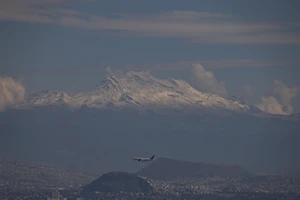 Así se ven los majestuosos volcanes Iztaccíhuatl y Popocatépetl en el horizonte de Ciudad de México