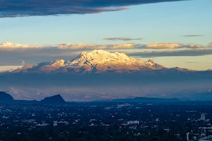 Así se ven los majestuosos volcanes Iztaccíhuatl y Popocatépetl en el horizonte de Ciudad de México