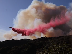 Bomberos luchan contra las llamas durante los recientes incendios en California, la peor catástrofe en ese estado en décadas