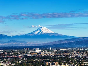 Así se ven los majestuosos volcanes Iztaccíhuatl y Popocatépetl en el horizonte de Ciudad de México