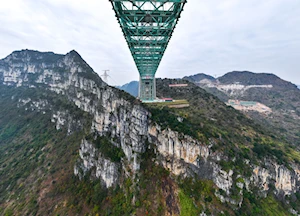 El Puente del Gran Cañón de Huajiang en China, el más alto del mundo, avanza hacia su finalización este 2025