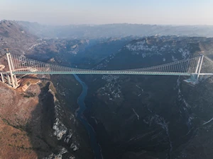 El Puente del Gran Cañón de Huajiang en China, el más alto del mundo, avanza hacia su finalización este 2025