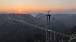 El Puente del Gran Cañón de Huajiang en China, el más alto del mundo, avanza hacia su finalización este 2025