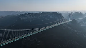 El Puente del Gran Cañón de Huajiang en China, el más alto del mundo, avanza hacia su finalización este 2025