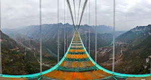 El Puente del Gran Cañón de Huajiang en China, el más alto del mundo, avanza hacia su finalización este 2025