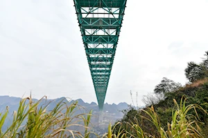 El Puente del Gran Cañón de Huajiang en China, el más alto del mundo, avanza hacia su finalización este 2025