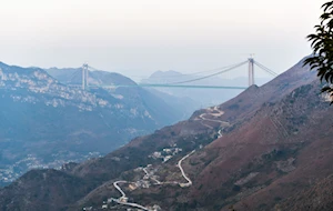 El Puente del Gran Cañón de Huajiang en China, el más alto del mundo, avanza hacia su finalización este 2025