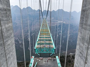 El Puente del Gran Cañón de Huajiang en China, el más alto del mundo, avanza hacia su finalización este 2025