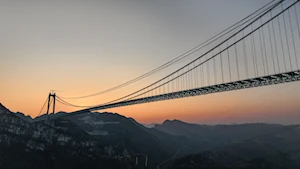 El Puente del Gran Cañón de Huajiang en China, el más alto del mundo, avanza hacia su finalización este 2025