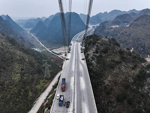 El Puente del Gran Cañón de Huajiang en China, el más alto del mundo, avanza hacia su finalización este 2025