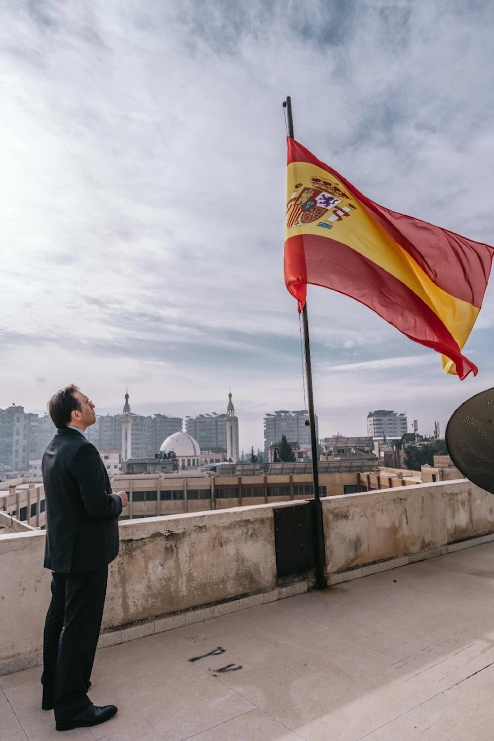 España iza bandera en Damasco y legitima a gobierno de facto de Siria