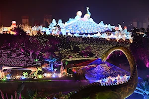 Sorprendentes figuras de luces se pueden observar en el Espectáculo Internacional de Linternas de Dinosaurio de Zigong en China