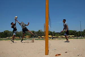 Ciudadanos de Argentina realizan actividades recreativas ante la llegada del fuerte verano austral