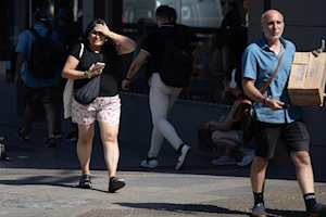 Ciudadanos de Argentina realizan actividades recreativas ante la llegada del fuerte verano austral