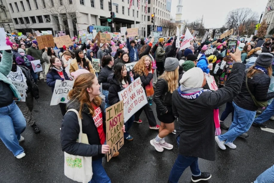 El pueblo marcha contra Donald Trump en Washington