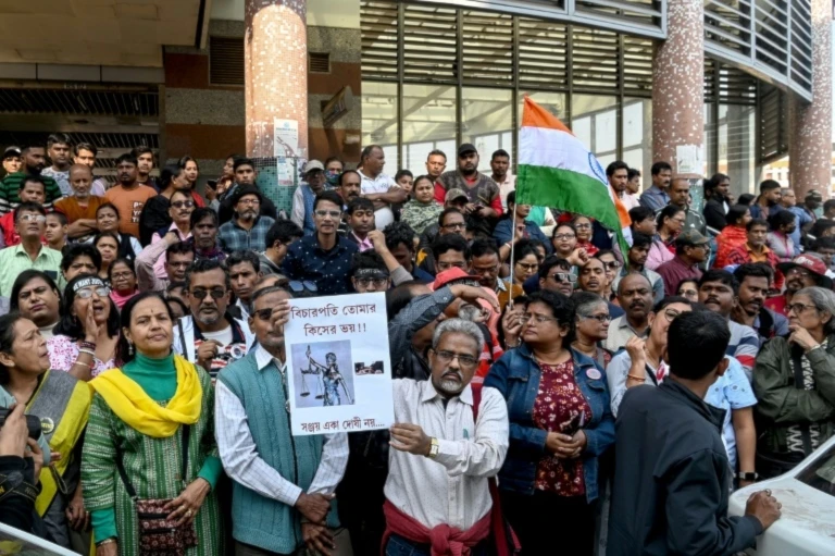Corte india impone cadena perpetua a policía por violación y femicidio