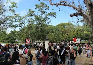 “No nos quieren educados”: Estudiantes de la Universidad de Puerto Rico protestan ante posible cierre de 64 cursos y carreras