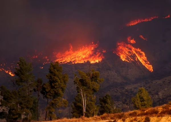 Las llamas del incendio Hughes avanzan rápidamente cerca del lago Castaic, dejando miles de evacuados