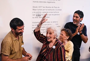 "Cada encuentro es una victoria del amor sobre el horror": Abuelas de Plaza de Mayo anuncian la identificación de la nieta 139, hija de desaparecidos durante la dictadura de Argentina