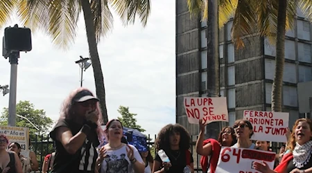 Estudiantes de la Universidad de Puerto Rico lideraron una protesta en contra de los planes de cierre de 64 cursos por parte de las autoridades de esta casa de estudios.  Fotos: CEC.UPR