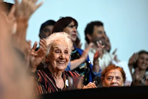 "Cada encuentro es una victoria del amor sobre el horror": Abuelas de Plaza de Mayo anuncian la identificación de la nieta 139, hija de desaparecidos durante la dictadura de Argentina