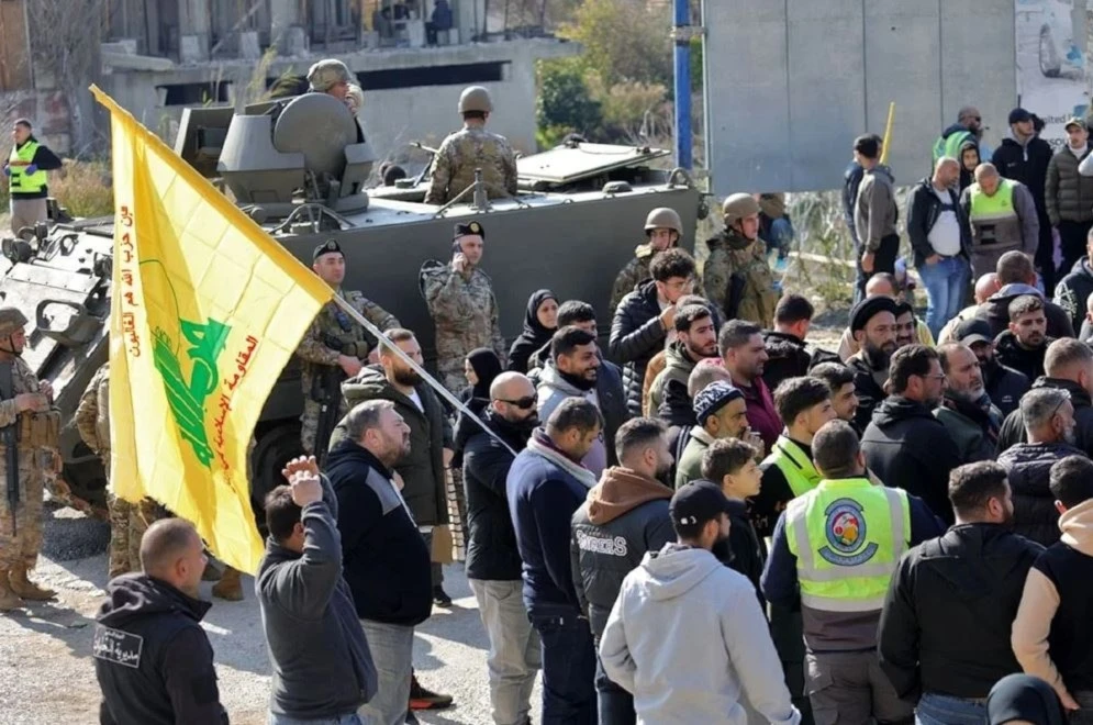 Libaneses acuden a sus hogares en el sur a pesar de ataques israelíes