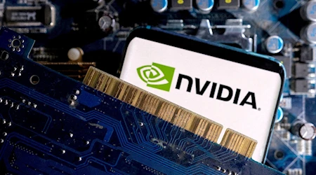 Nvidia Corporation es una empresa tecnológica estadounidense reconocida por ser líder en el desarrollo de unidades de procesamiento gráfico (GPUs), que son esenciales para los videojuegos, la inteligencia artificial (IA)