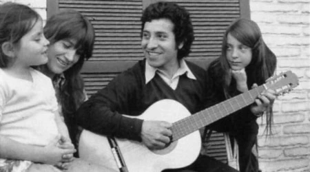 Manifiesto, del cantautor chileno Víctor Jara, fue seleccionada por la revista Rolling Stone entre las 100 mejores canciones protesta de todos los tiempos.