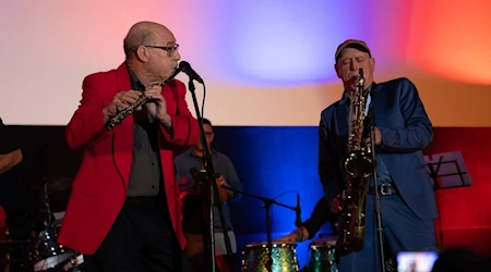 a fiesta más grande del jazz en Cuba recibió al gran maestro y showman de Cuba Bobby Carcassés junto a varios invitados bien especiales en la noche de ayer en el Cine Chaplin