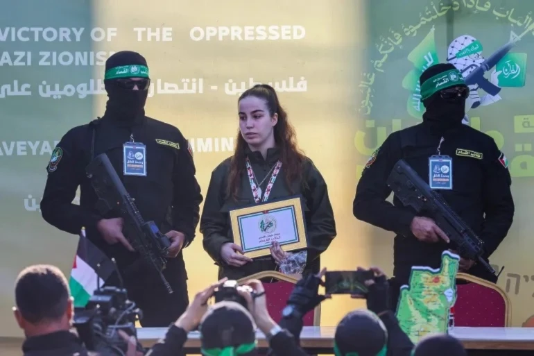 Resistencia palestina entrega a prisioneros israelíes y extranjeros