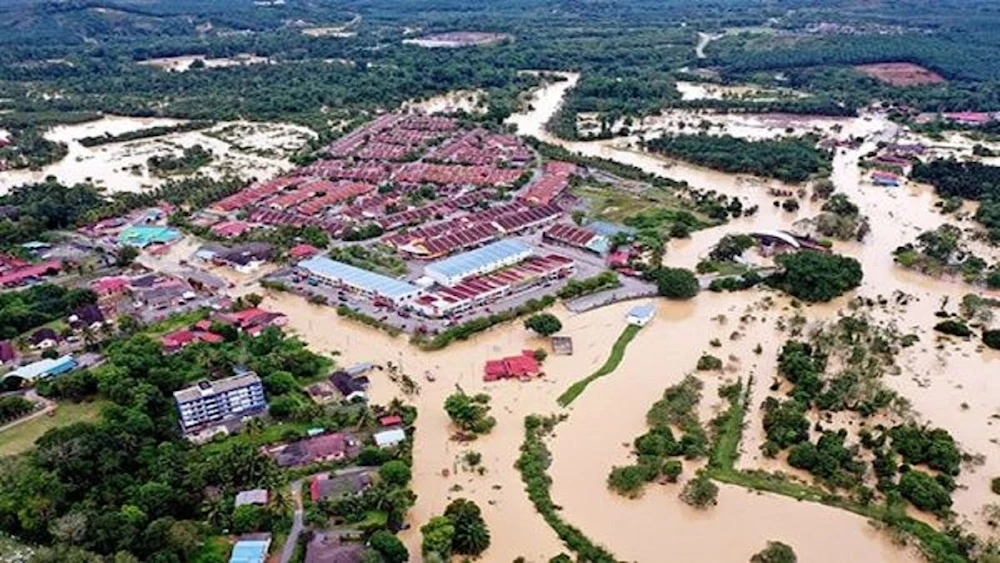 Malasia bajo agua: familias evacuadas y caminos intransitables