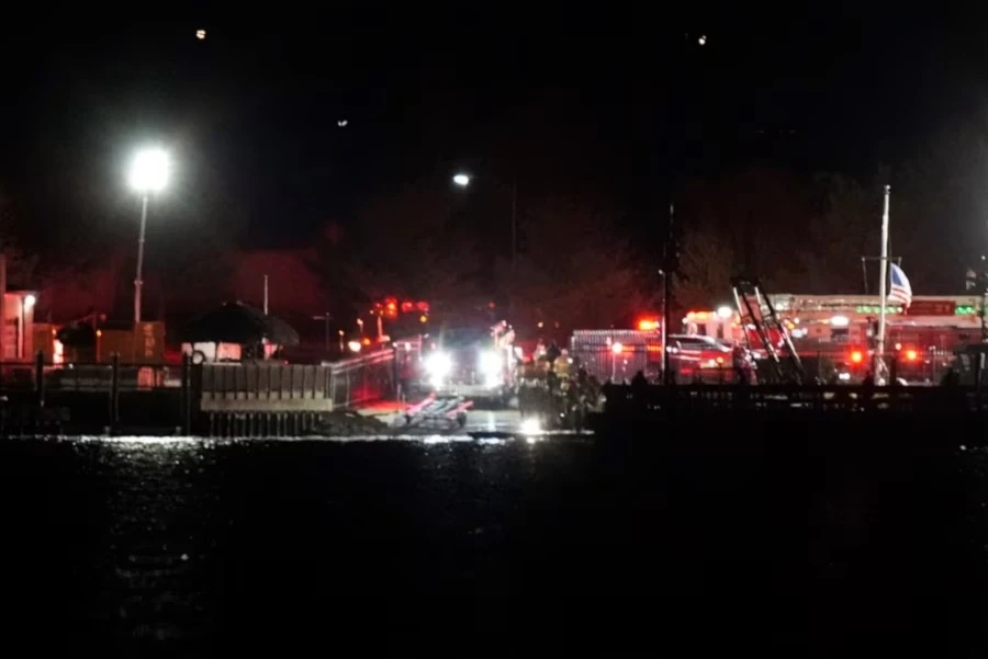 EEUU: avión de pasajeros choca con helicóptero y cae al río Potomac