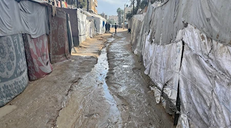 Las calles de Deir al-Balah, donde miles de familias han tenido que instalar sus tiendas