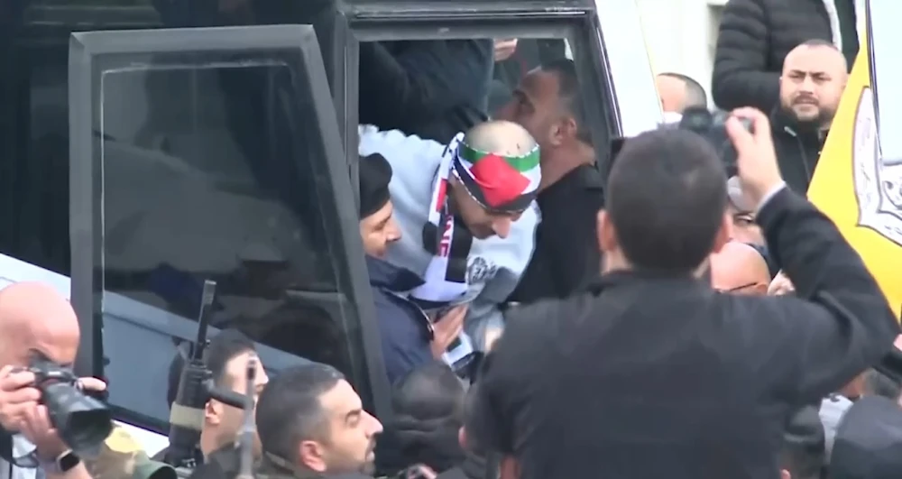 Hamas entrega tres israelíes y 183 palestinos reciben su libertad