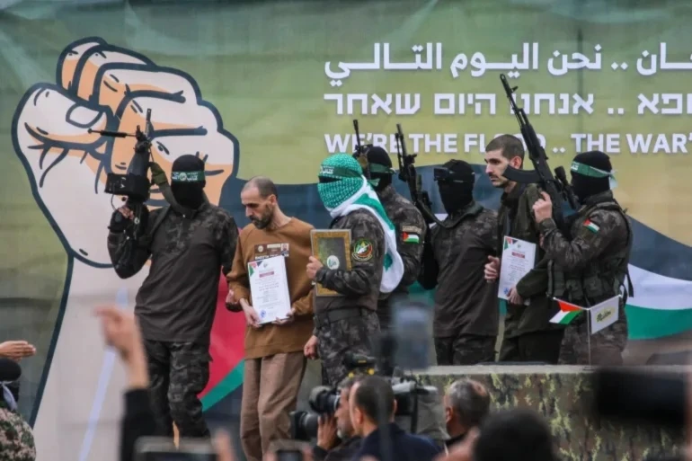 Hamas confirma posposición de prisioneros por violaciones israelíes