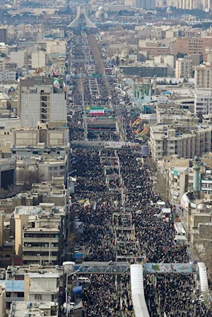 Miles de iraníes conmemoran el 46º aniversario de la Revolución Islámica con marchas multitudinarias y llamados a la resistencia