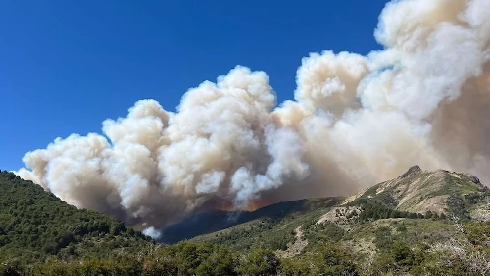 Alertan que incendios al sur de Argentina son los peores en 30 años