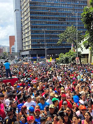 Miles de jóvenes venezolanos marcharon por Caracas este 12 de febrero para conmemorar el Día de la Juventud