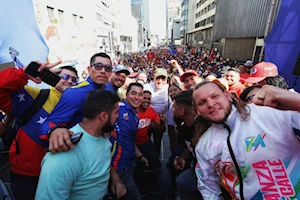 Miles de jóvenes venezolanos marcharon por Caracas este 12 de febrero para conmemorar el Día de la Juventud