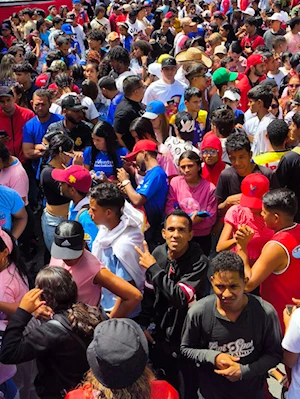 Miles de jóvenes venezolanos marcharon por Caracas este 12 de febrero para conmemorar el Día de la Juventud
